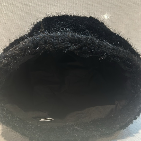 NWT  La Valentina Black Faux Fur Beanie fully lined in fabric. - Picture 2 of 6